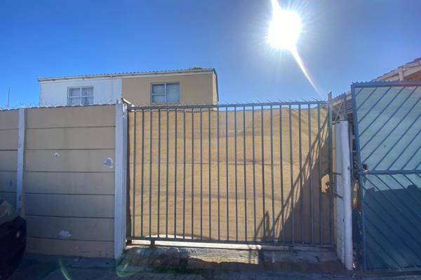 Looking for a move-in-ready family home? This neat and modern property in Beacon Valley has everything you need!

3 spacious bedrooms ...