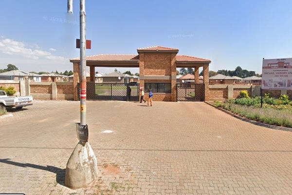 Situated in full title security estate
property still occupied .
Offers from r640 ...