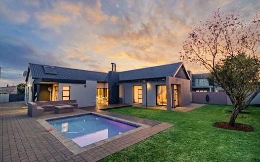 4 Bedroom House for sale in Midstream Meadows