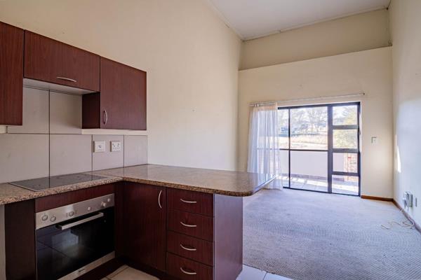 Don't miss this fantastic opportunity to own an affordable top-floor (1st floor) apartment in the sought-after Jackal Creek Golf Estate. Offering beautiful views over the golf course and excellent potential, this spacious ...