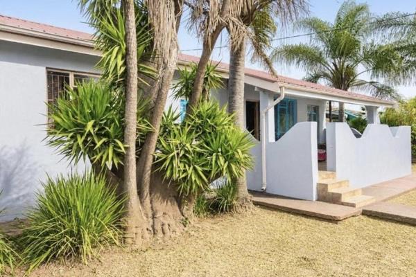 Big family house with a Flat let in a very big stand in the middle of Kwaggasrand ,Close to schools and shopping malls 
Lounge ...