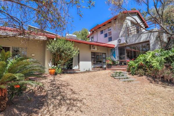 Tucked away in a secure, boomed area with 24-hour security, this home has a warm, classic and luxurious charm.  

On top of the main house sits a private penthouse with its balcony and scenic views. It's currently used as a ...