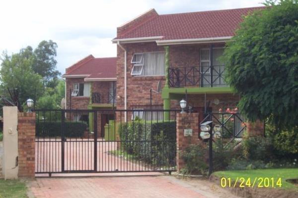 Perfect investment opportunity: This townhouse complex consists of four duplex townhouses, each townhouse consists of three bedrooms ...