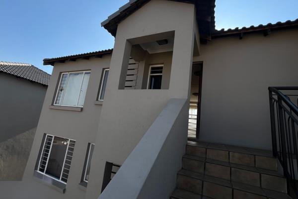 For Sale – 2 Bedroom Flat
Price: R600,000
This neat and well-maintained flat is perfect for first-time buyers, small families, or ...