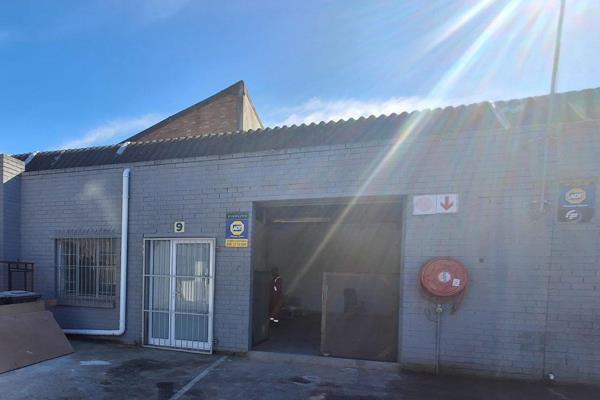250 m2 Industrial Warehouse offers a reception area, 1 kitchen and 2 ablution

- GLA ...