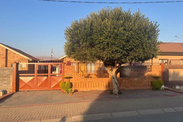 Cozy 2 bedrooms house for sale in soshanguve ff next to Botshilu private hospital 
Open kitchen ,Lounge, 2 bedrooms , Bathroom  ...