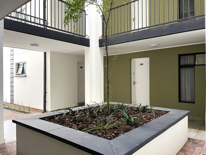 Listing number: P24-114629486, Image number: 3, Atrium