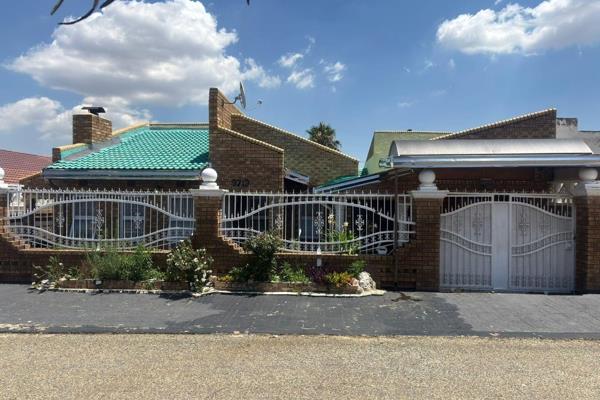 Welcome to this charming house available for sale in Dobsonville Ext 3, located in the vibrant community of Soweto, Gauteng. This ...