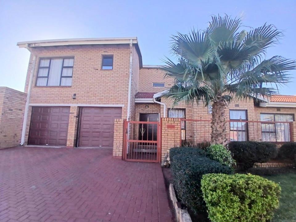 Modern family home in secure Mohlakeng haven in Mohlakeng, Randfontein