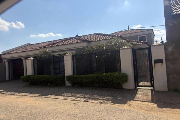 4 bedrooms Double storey house for sale in Mamelodi ext 4
Open kitchen fitted with cupboards , Lounge,Dinning room, Tv room, Double ...