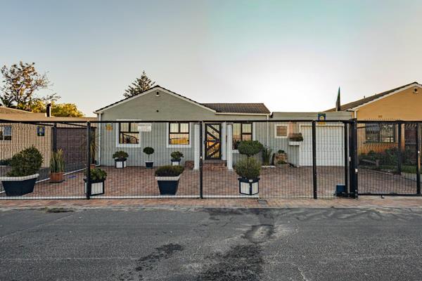 A Gem not to be missed!!!
Discover a welcoming family home in Dennemere, where practical comfort meets effortless living. This sunny ...