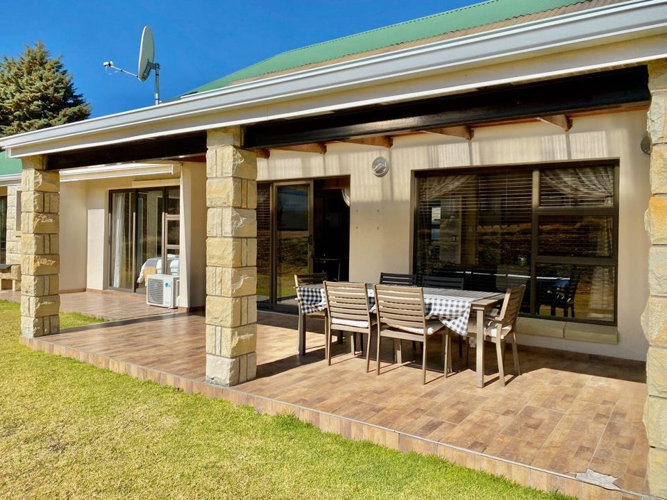 Listing number: P24-117510629, Image number: 1, Patio with access to the lounge
