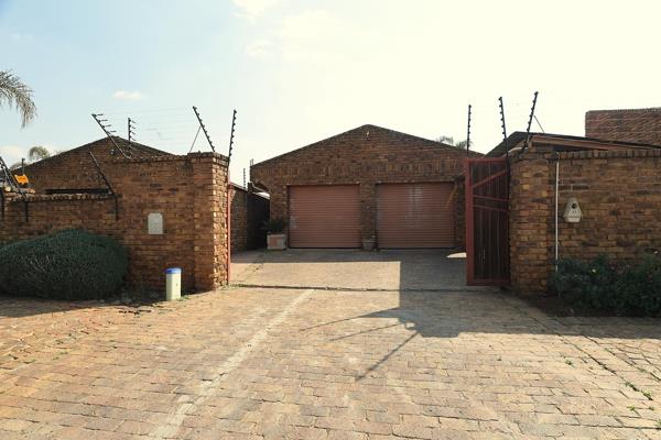 This charming lock up and go, well-positioned townhouse is nestled in one of the most popular suburbs, offering secure, low-maintenance ...