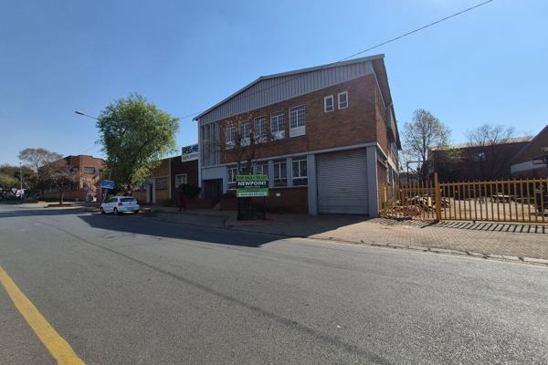 This 900m2 industrial warehouse to let in Benrose offers 800m2 of warehouse space across ...