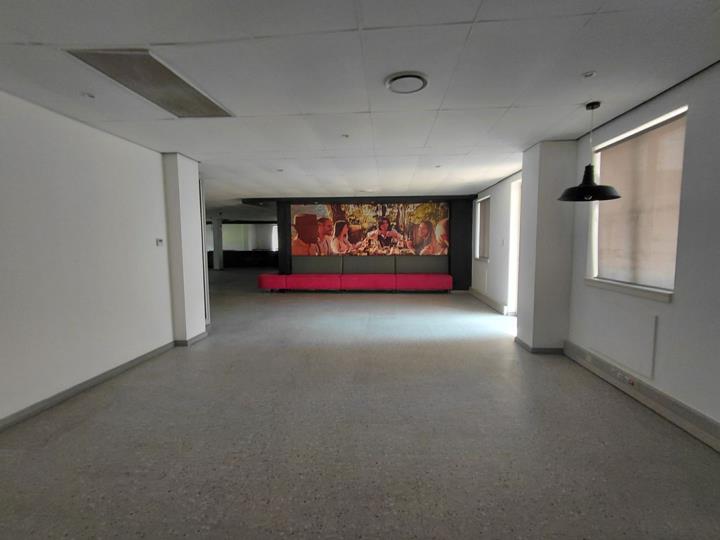 Listing number: P24-117514630, Image number: 3, Neat office space