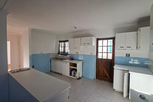 Cozy three-bedroom free standing house. Eclosed garden and yard.
Lock up single garage. Walking distance from schools, shops and ...