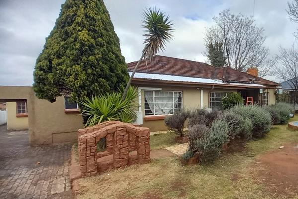 Spacious and comfortable family home available to rent in the popular Horizon area of Roodepoort.

This lovely home offers three ...