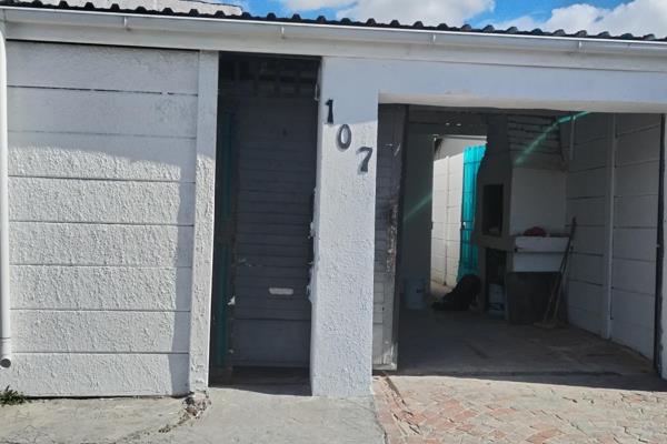 Neat  2-bedroom house , comfortable, and ready for you to move in!

Perfect for newlyweds, first-time starter family,

2 ...