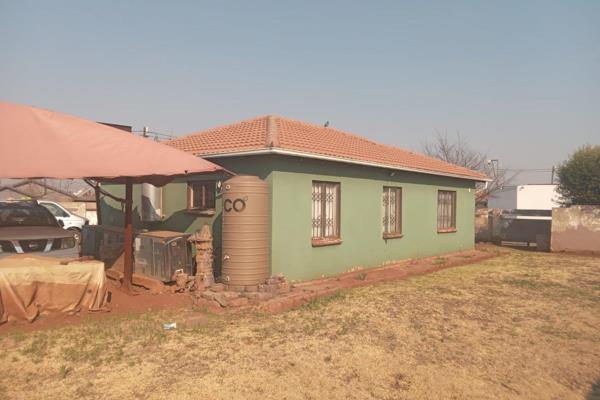 Exclusive Auction Mandate!

This well-positioned 3-bedroom home in Protea Glen, Soweto, offers comfortable family living with a ...
