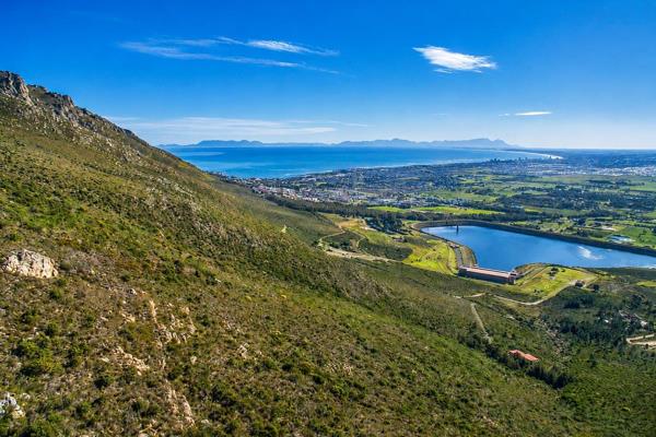 Enjoy natural fynbos, proteas and magnificent sea-and-mountain views.

Build your dream home where nature, views and privacy is ...