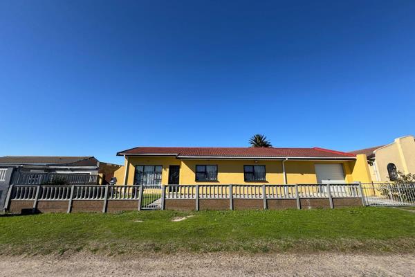 Welcome to this charming and spacious family home, ideally situated in a sought-after neighbourhood and offering excellent potential for comfortable family living or additional rental income.
The main house features 3 well-sized ...