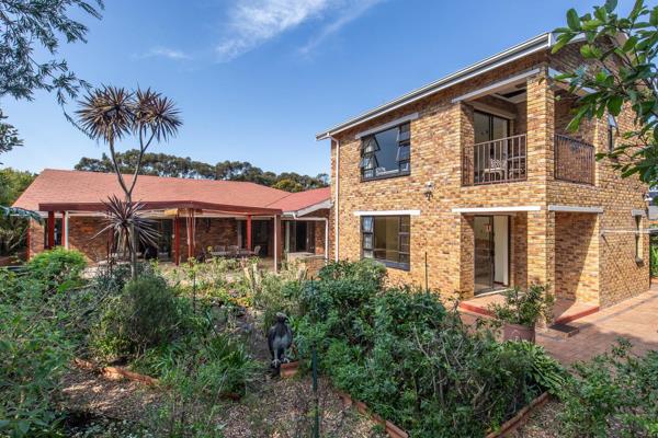 Situated in a sought-after pocket of Bergvliet close to local kids playpark this sunny ...