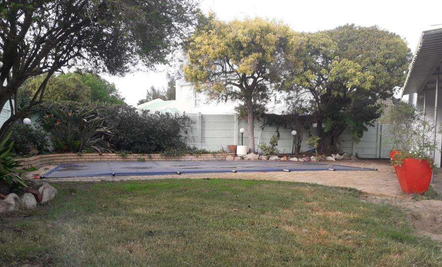 Listing number: P24-117530973, Image number: 2, Backyard with pool
