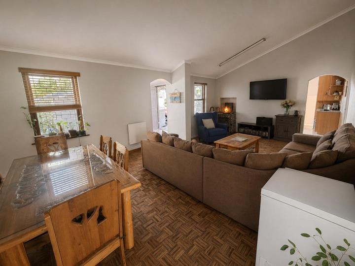 Listing number: P24-117530973, Image number: 3, Large living area