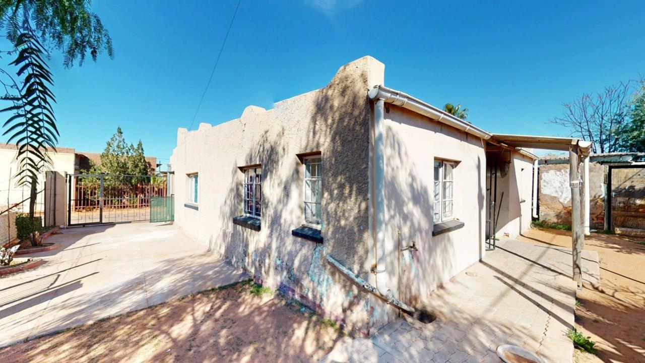 Listing number: P24-117532057, Image number: 1, Front and side view