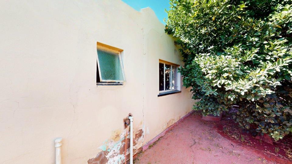 Listing number: P24-117532057, Image number: 3, Side of the property