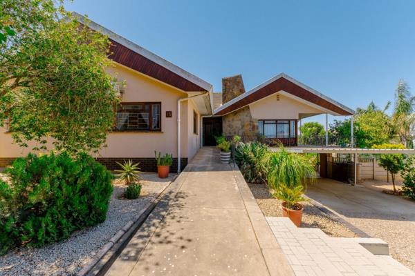 Exclusive Mandate
This corner property in Moorreesburg offers a strong, practical design ...