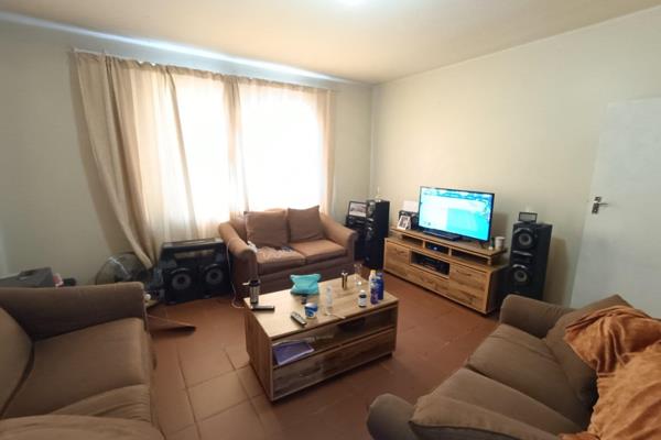 This spacious and clean 2.5 bedroom unit is located in a well managed building in Muckleneuk.

The building features 24h security ...
