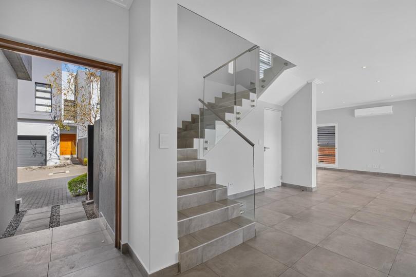 Listing number: P24-117537194, Image number: 2
