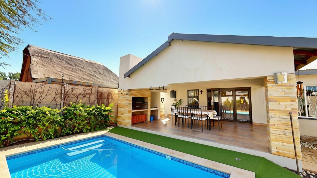 Listing number: P24-117540631, Image number: 1, Side view at the pool