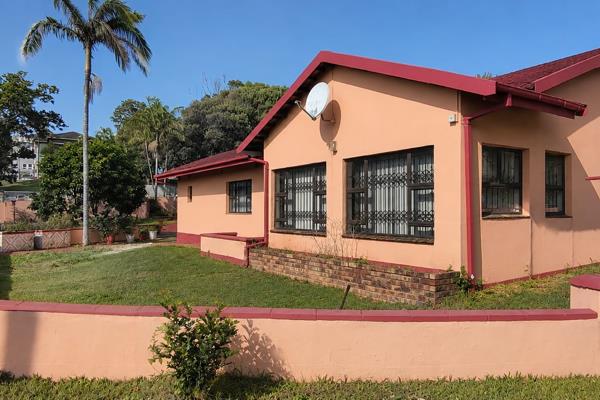 Pet friendly!

The main residence features:

Well-appointed kitchen with granite countertops
Separate scullery
Spacious open-plan ...