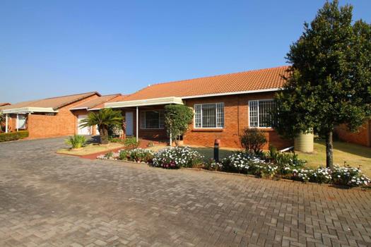 3 Bedroom Townhouse for sale in Die Hoewes