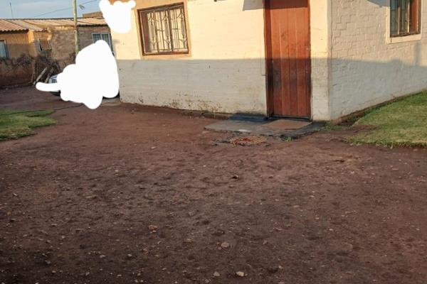 CASH BUYERS ONLY
RDP house  in  Lakeside Estate.  The house is an open plan that forms the kitchen , living space and bedroom. The ...