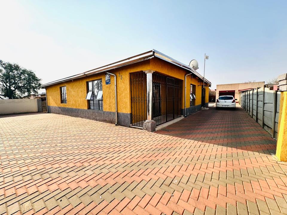Family haven in Westonaria with fibre and charm in Westonaria