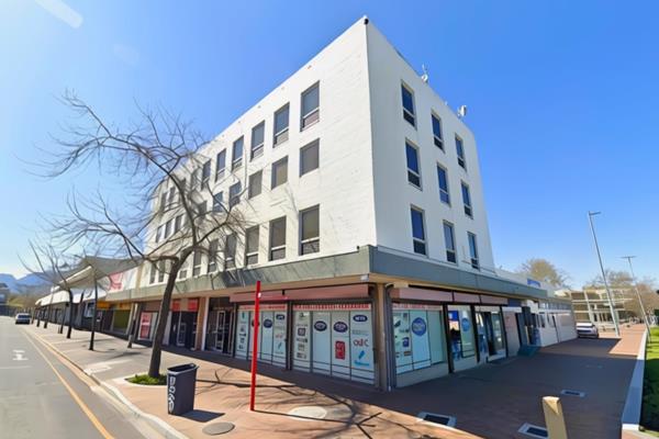Office to let in Somerset West, measuring 25 m². The open plan single office has ...