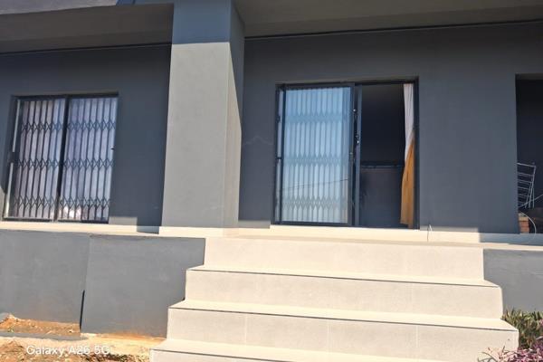Prepaid water and lights
R11 500
No pets
Available immediately 
Prefer lease agreement 1yr
Parking arrangements 2cars
Shared ...