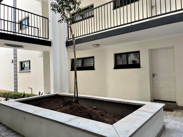 Listing number: P24-113096837, Image number: 3, Atrium
