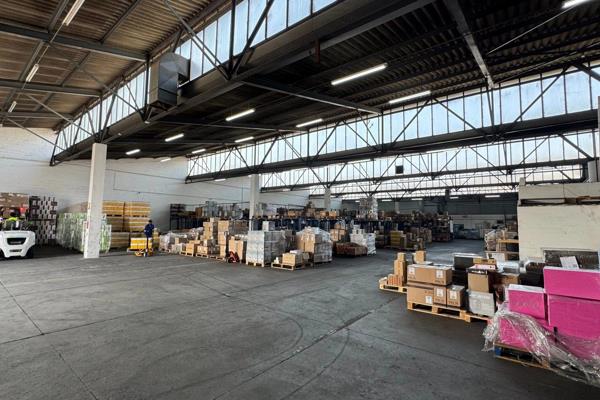 This 1,810m² office space features a well-organised layout with separate warehouse ...