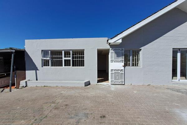This well-positioned 61m2 commercial property in 66 Janssens Avenue, Table View offers a spacious and versatile layout, making it an ...