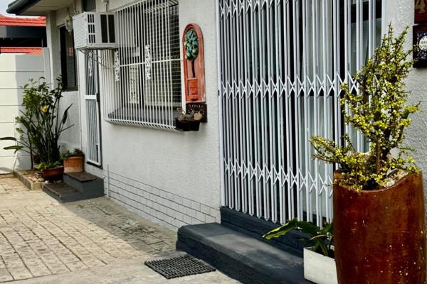 Walking distance to the beach &amp; amenities! Enjoy the comfort, convenience and ...