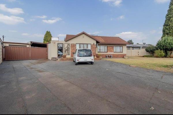 This lovely property offers you the following:

Three bedrooms with BIC
One Bathroom 
Separate toilet
Neat tiles 
Neat kitchen with ...