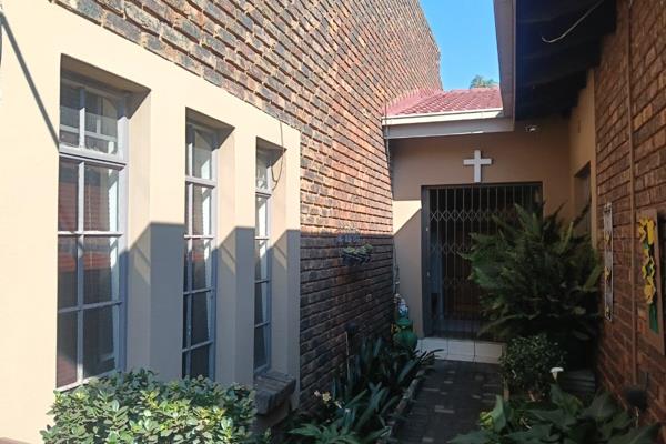 Available1st November 2026
R12800-00. Deposit Payable.