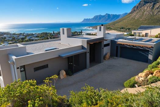 4 Bedroom House for sale in Rooi Els