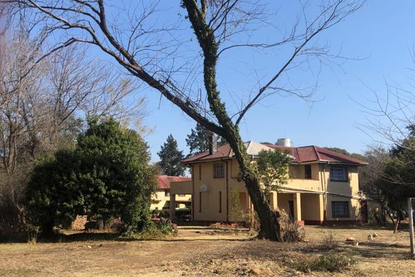 Very large property with 5 houses, 3 pools and 2 halls for sale.  Perfect for conference centre, guest lodge, church camping grounds or ...