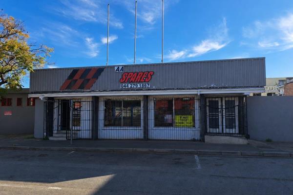 Shop to let in one of the main roads of Oudtshoorn.

Big front windows for signage and advertising.  

Inside consist of a ...