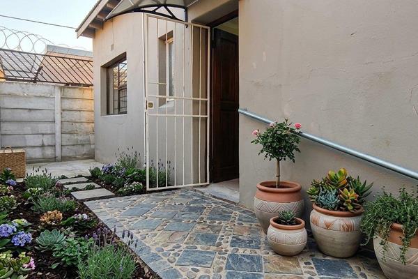 Perfect for a single, sober and responsible person. This charming garden cottage is ...